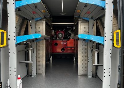 Vehículo de intervención en carretera: Taller móvil con estanterías abatibles y compresor de aire